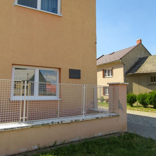 Pamětní deska v Cholině na zdravotním středisku