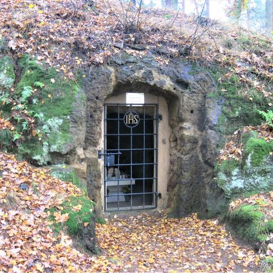 Skalní kaple Božího hrobu na Zámeckém vrchu v Stráži pod Ralskem
