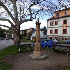 Sloup v Hluboké nad Vltavou na křižovatce