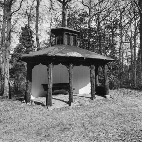 Oranjestein, drie priëlen, lattenbanken en vogelhuis