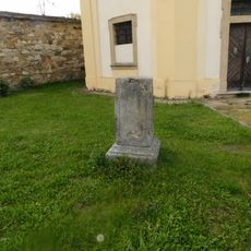 Podstavec neznámé památky před glorietem v klášteře v Teplé