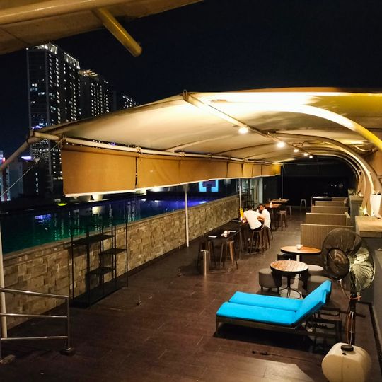 De'Langit Rooftop Bar