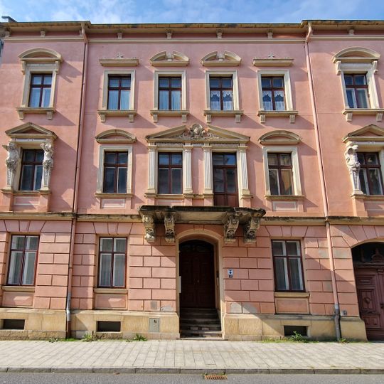 Mietshaus in halboffener Bebauung mit aufwändig gestalteter Fassade Schandauer Straße 12