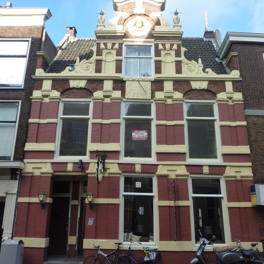 Breestraat 56: pand met bakstenen gevel met middentop trant Hendrick de Keyser, fijn metselwerk, natuursteenversieringen, gekoppelde Toskaanse pilasters, in de top Mercurius kop.