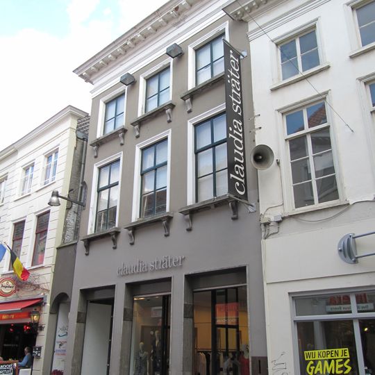 Huis met 'doristische' gepleisterde gevel