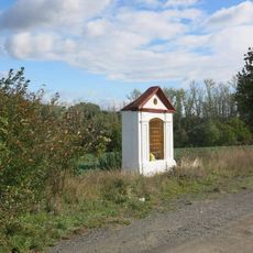Kaplička u polní cesty východně od Kostelce nad Labem
