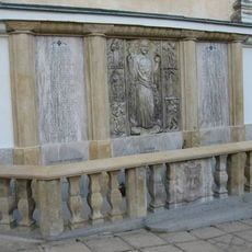 Pomník padlým na jižní straně kostela sv. Michaela ve Vrbně pod Pradědem