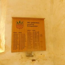 Pamětní deska padlým ve světových válkách z osady Grafengrün (Háj) v ruině kostela ve Vysoké