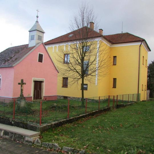 Kříž u kaple v Bělé