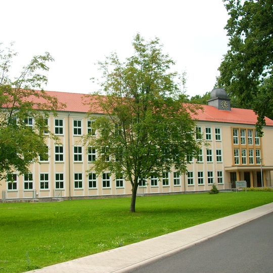 Schule mit angebauter Turnhalle Kirchstraße 4a