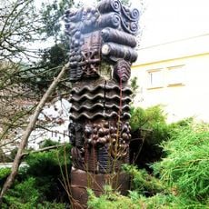 Keramická plastika u domu Teplická 186 v Bynově