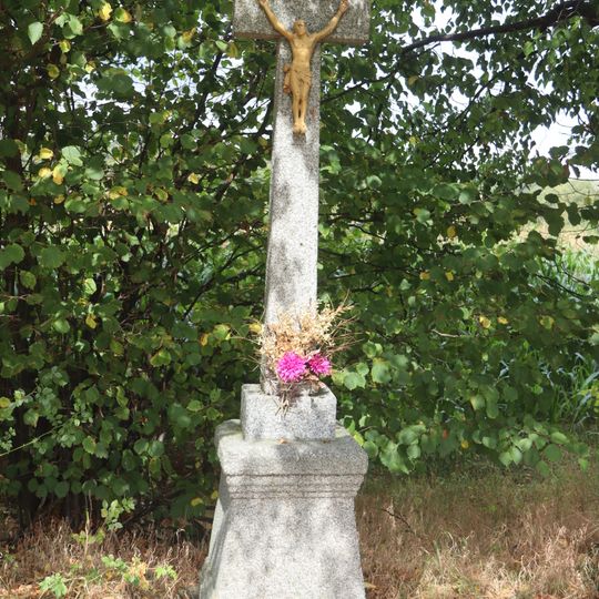 Kříž u cesty západně od Hroznatína