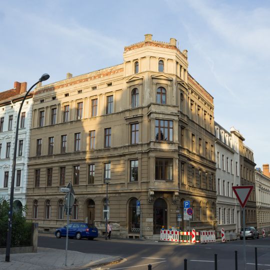 Wohnhaus in geschlossener Bebauung, Eckladen mit Fassade um 1910, Eckhaus Gartenstraße 1