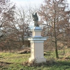 Socha svatého Jana Nepomuckého u silnice západně od Židněvsi