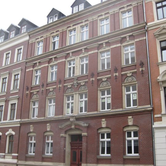 Mietshaus in geschlossener Bebauung Uhlandstraße 5