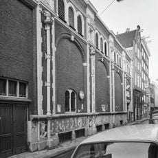 Hoekhuis met gevel onder latere punttop en houten pui