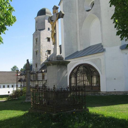 Boží muka na prostranství před kostelem sv. Michaela v Branné