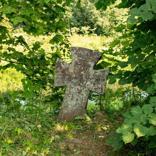 Stone cross near Gdovka river