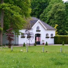 't Rozendael: koetshuis en schuur