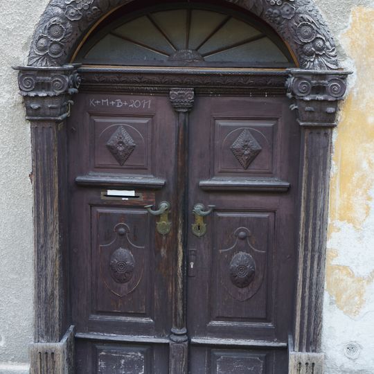 Portál domu Na valech 1