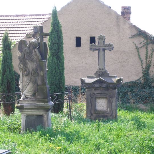 Kříž u kostela v Kostomlatech pod Řípem