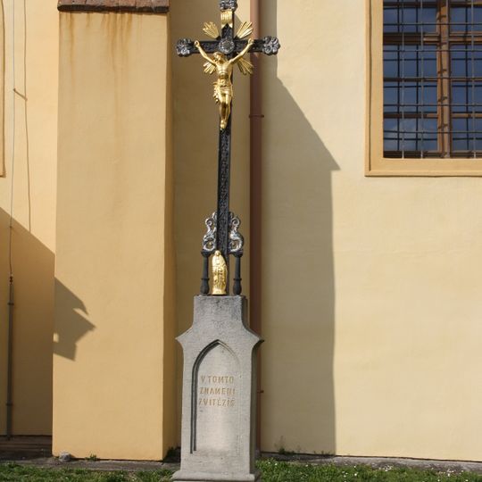Kříž u kostela sv. Petra a Pavla v Dalešicích