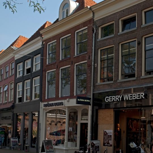 Pand met rechte lijstgevel en jongere onderpui