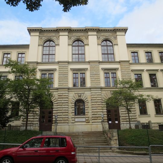 Schule mit Vorgarten Küchwaldstraße 4