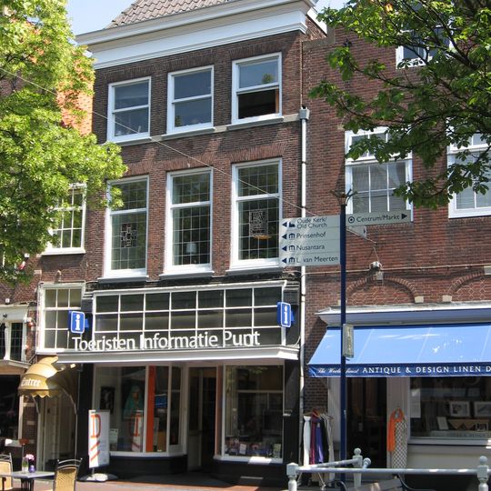 Pand onder dwars schilddak en met eenvoudige lijstgevel