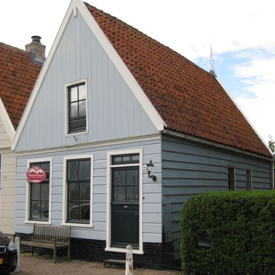 Houten huis met skelet. Houten voorschot, goede pui. Gepotdekselde zijwanden