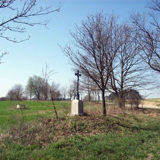 Kříž mezi Lnáři a Hajany u křižovatky