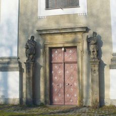 Sochy u portálu kostela svatého Václava v Šluknově