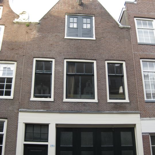 Pand met gevel onder latere puntgevel