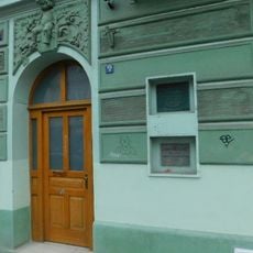 Pamětní deska Františka Grunda na domě Bělohorská 416/25 na Břevnově