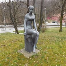 Socha v parčíku nad Plzeňskou ulicí v Motole