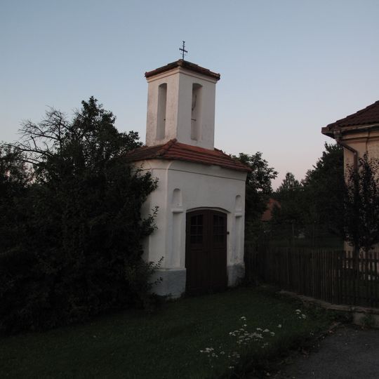 Kaple na návsi