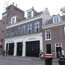 Voormalig koetshuis met bovenwoningen