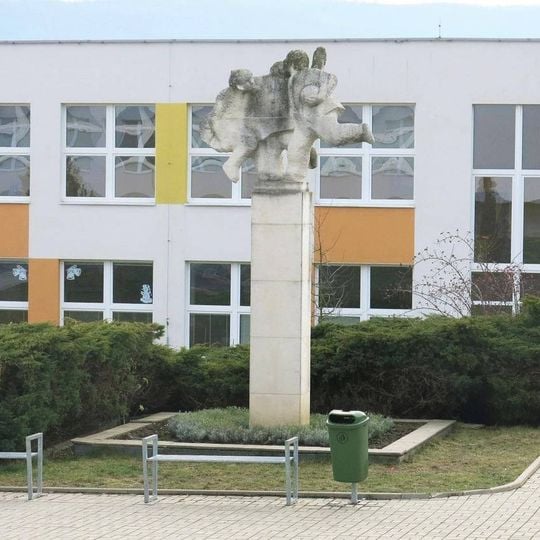 Socha dětí u školy v Krátké ulici v Klášterci nad Ohří