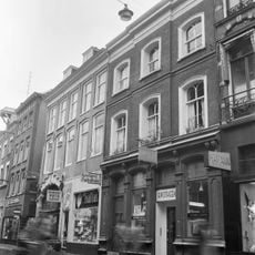 Winkelwoning, in gebruik als apotheek en bovenwoning