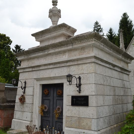 Cintorín sv. Rozálie, hrobka s vázou