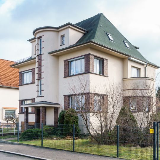 Wohnhaus in offener Bebauung mit Einfriedung Nicolaus-Lenau-Straße 13