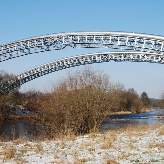 Dvojice potrubních lávek přes Vltavu v Hněvkovicích