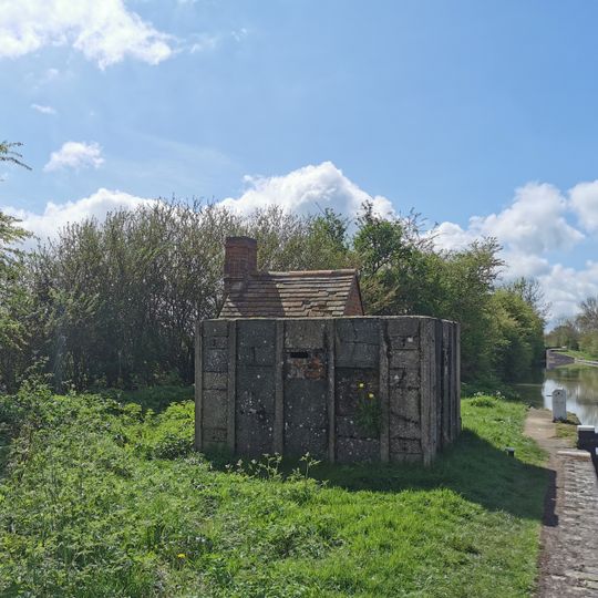 PILLBOX , Lock No.10 , Chapel Green, near Napton on the Hill.