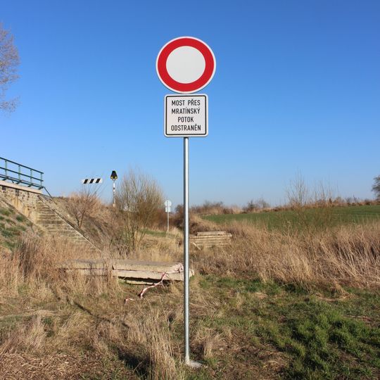 Bývalý most polní cesty přes Mratínský potok u Kostelce nad Labem