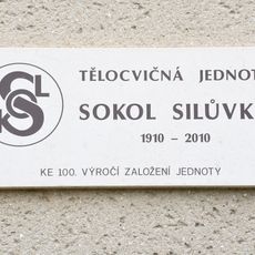 Pamětní deska stého výročí Sokola v Silůvkách