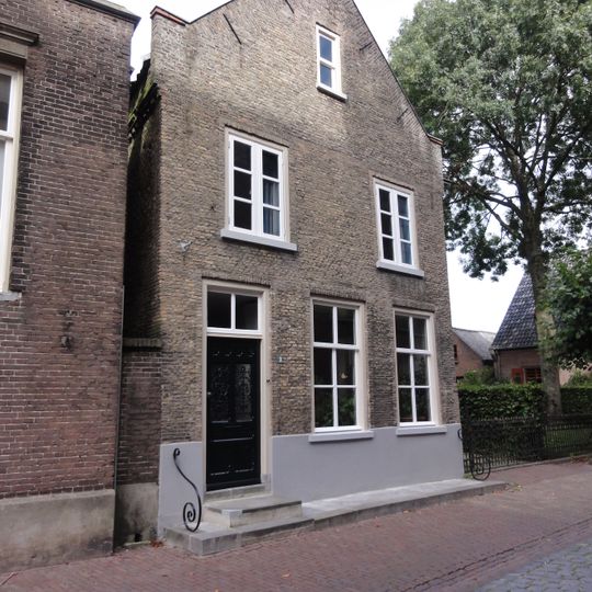 Huis met zadeldak en aan de voor- en achterzijde elk een topgevel