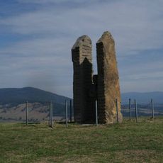 Socha "Pozorovatel" na Mariánském kopci SV od kláštera v Horní Hedeči