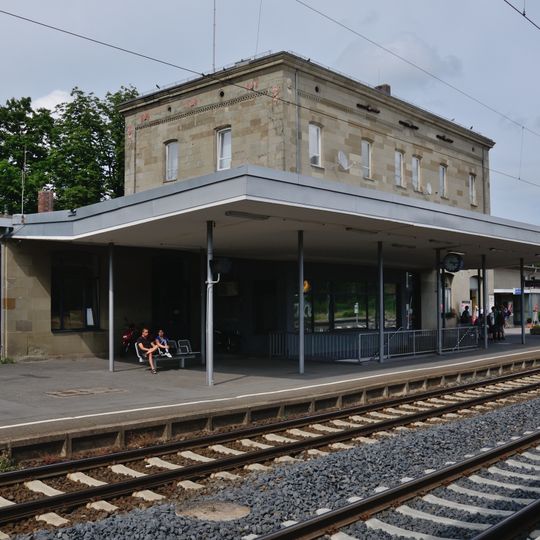 Bahnhof, Empfangsgebäude