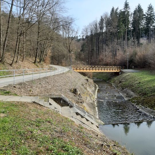 Lávka přes Šťávnici u odbočky na Jestřabí horu