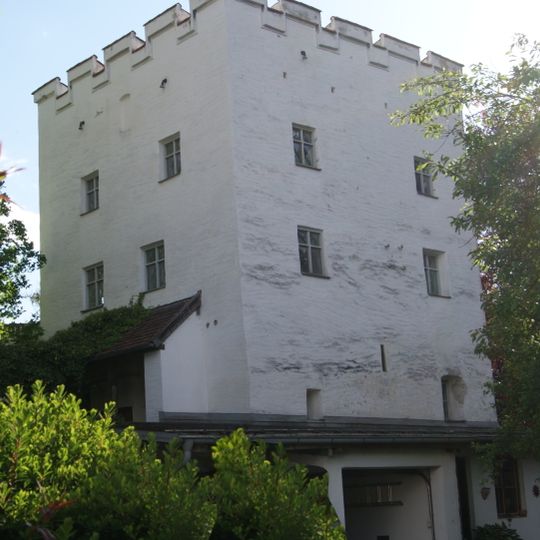 Ehemaliger Befestigungsturm der Stadtbefestigung mit Resten der Wehrmauer